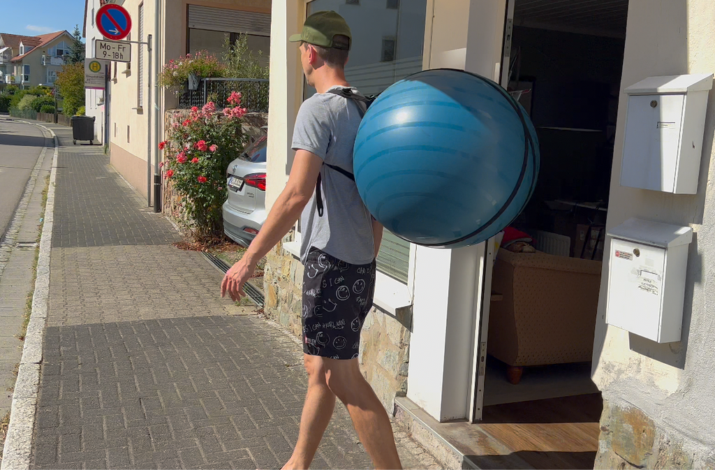 Gymnastikball tragen, Sitzball transportieren, Hilfestellung und Tragelösung für Physiotherapie