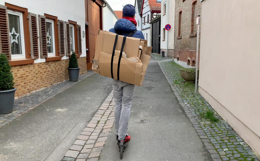 hands free Hände frei Altpapier transportieren, nachhaltig zum Container, Wertstoffhof ohne Auto, nachhaltig ohne Auto tragen