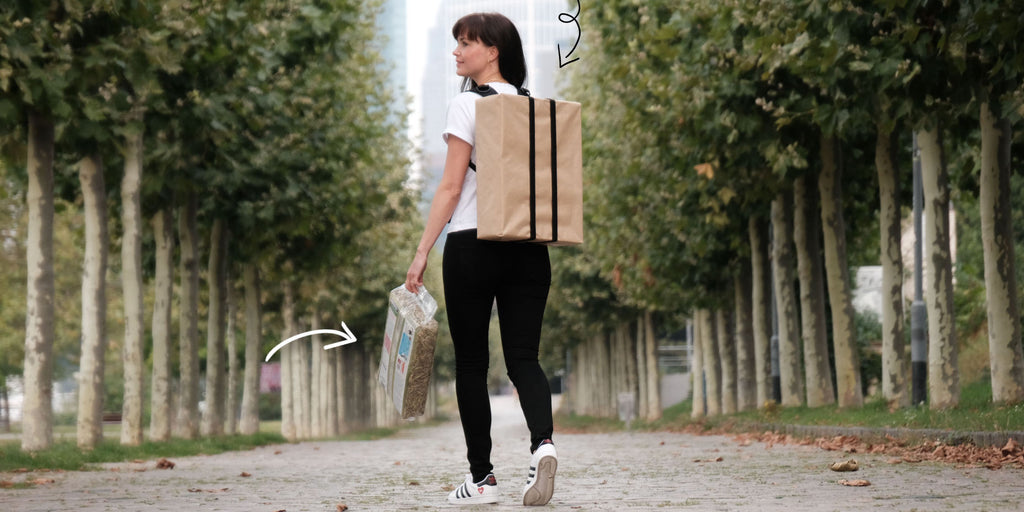 Überall und vieles Tragen. KLETTPACK ist eine Packsack Alternative, es kann nun so vieles getragen werden. Kleintierbedarf, Hundefutter, Babywindeln, Pakete zur Post - alles ist möglich, einfach und entspannt auf dem Rücken tragen.