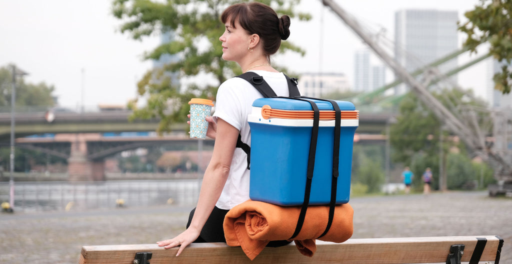 Antje Polak KLETTPACK muss mit in den Urlaub, Strandurlaub oder Picknick, die Kühlbox entspannt auf dem Rücken tragen.  Kann auch eine Trageriemen Handtasche oder eine Tragehilfe für Mütter sein. Alternativ ein Tragegurt für PC oder Monitore.
