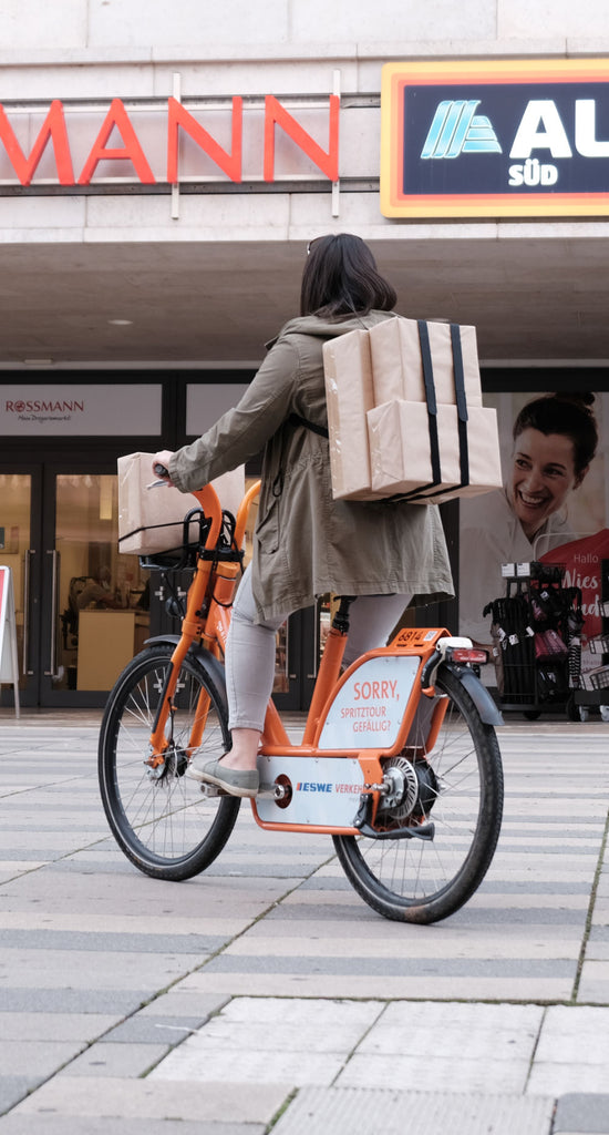 KLETTPACK trägt vieles auf dem Rücken. Pakete einfach transportieren. Eine Ergänzung zu Ortlieb Fahrradtasche, Vaude Fahrradtasche,  Hecktasche Motorrad, Satteltasche Fahrrad, Satteltasche Motorrad,  Fahrradtasche