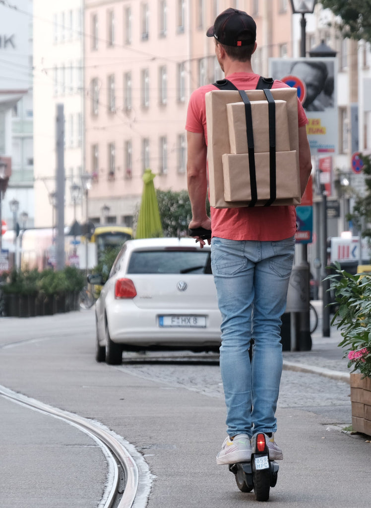 Pakete auf dem Roller, Rad, Alternative zu Tragekorb,  Rucksack mit Rollen,  Schultergurt Tasche, Tragegurt,  Schulterriemen
