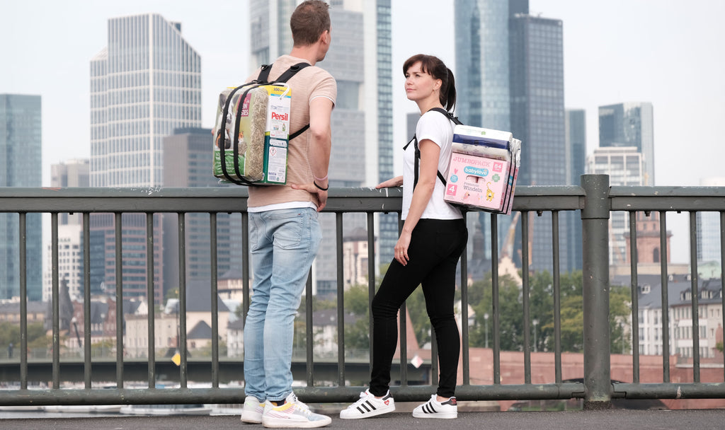 Antje Polak Urban living, Stadtleben, Großstadt Leben - einfach tragen und einkaufen mit diesem Tragegurt.  Eine Alternative zur Fahrradtasche,  Nachhaltig leben mit Kindern, lokal einkaufen ohne Trolley, Hände frei bei schweren Lasten